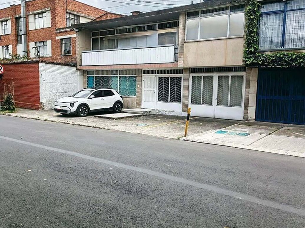 Casa de 11 alcobas en venta en La Soledad, Bogotá, 400 m² · foto 2 de 20