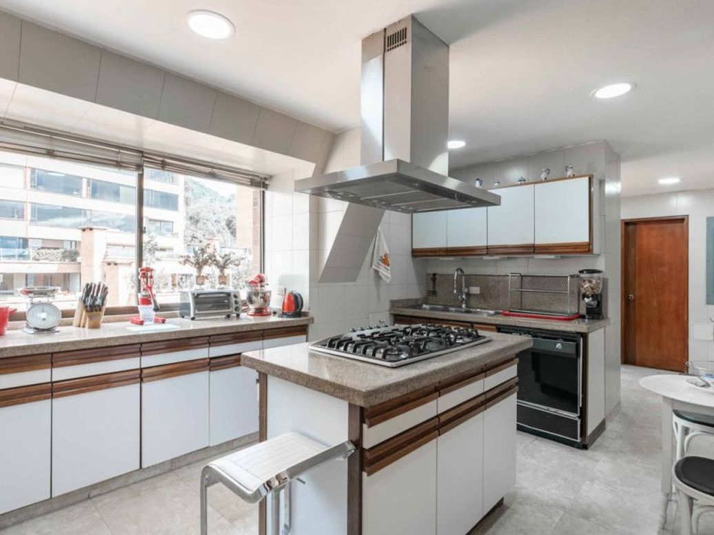 Apartamento de 4 alcobas en venta en El Refugio, Bogotá, 288 m² · foto 7 de 20