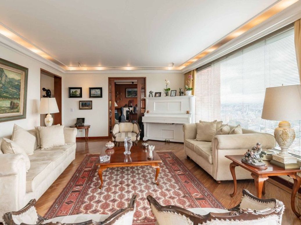 Apartamento de 4 alcobas en venta en El Refugio, Bogotá, 288 m² · foto 2 de 20