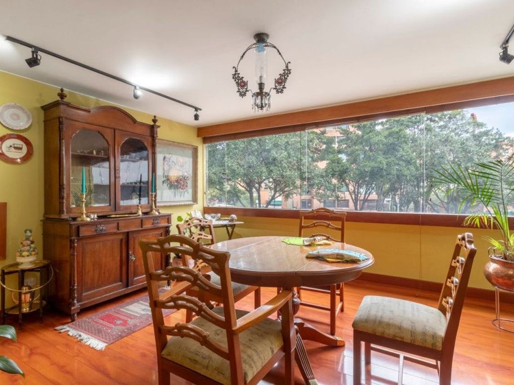 Apartamento de 3 alcobas en venta en Los Rosales, Bogotá, 244 m² · foto 2 de 20