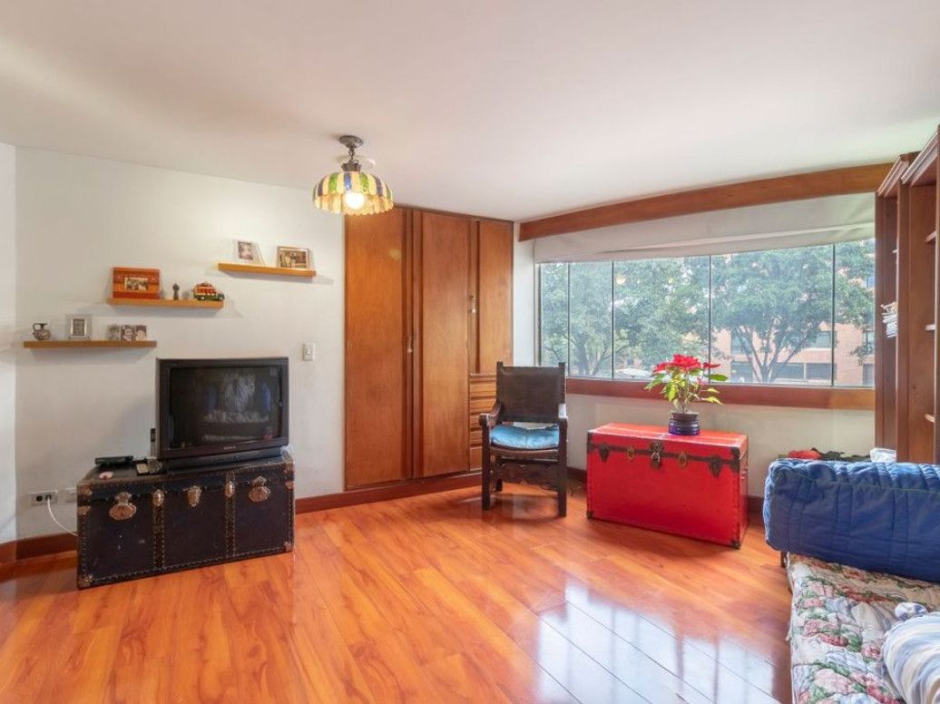 Apartamento de 3 alcobas en venta en Los Rosales, Bogotá, 244 m² · foto 8 de 20