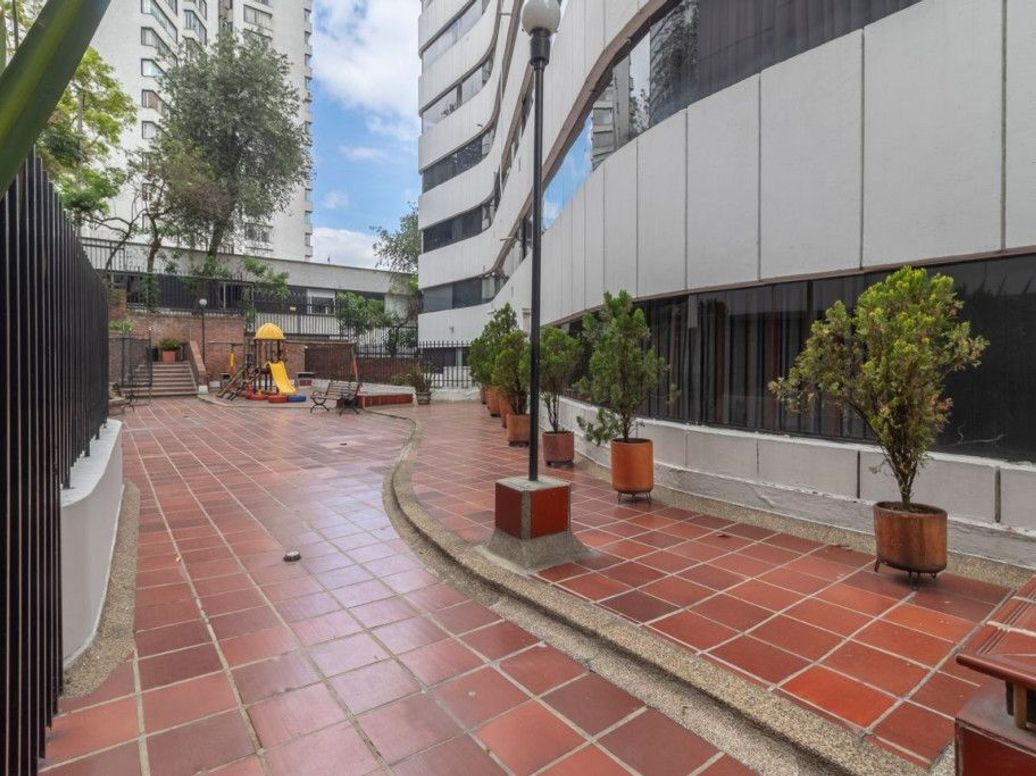 Apartamento de 3 alcobas en venta en Los Rosales, Bogotá, 244 m² · foto 16 de 20