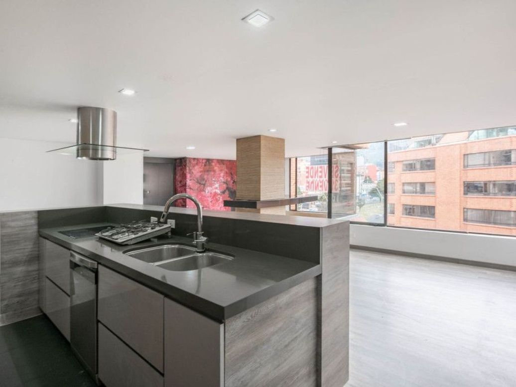 Apartamento de 3 alcobas en venta en Santa Barbara Central, Bogotá, 159 m² · foto 2 de 20