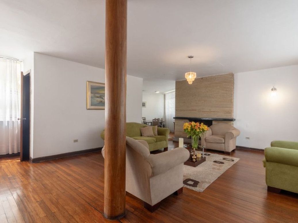 Casa de 6 alcobas en venta en Santa Teresita, Bogotá, 265 m² · foto 2 de 20