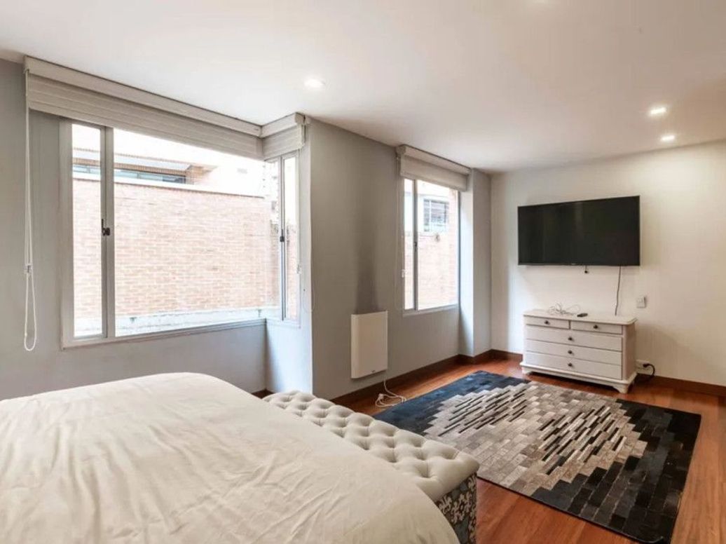 Apartamento de 2 alcobas en venta en Los Rosales, Bogotá, 142 m² · foto 18 de 19