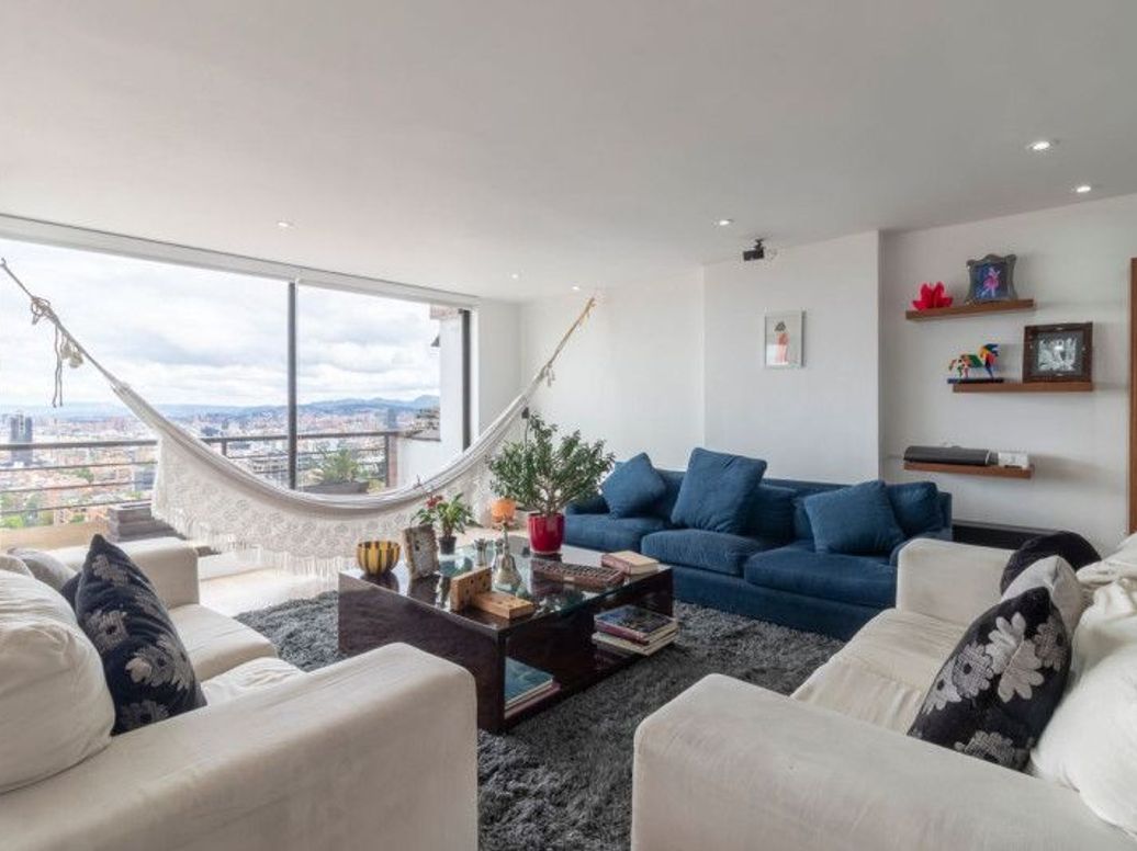 Apartamento de 2 alcobas en venta en El Refugio, Bogotá, 213 m² · foto 2 de 20