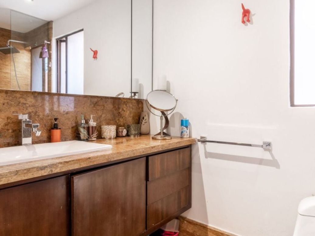 Apartamento de 3 alcobas en venta en Los Rosales, Bogotá, 168 m² · foto 17 de 18