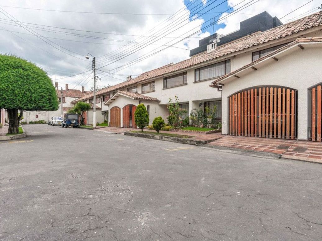 Casa de 5 alcobas en venta en Cedro Narvaez, Bogotá, 183 m² · foto 2 de 15