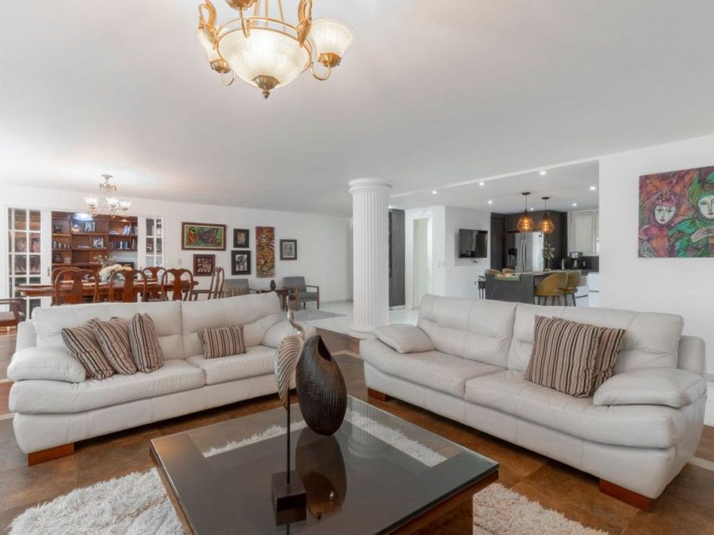 Apartamento de 3 alcobas en venta en Chico, Bogotá, 208 m² · foto 2 de 20
