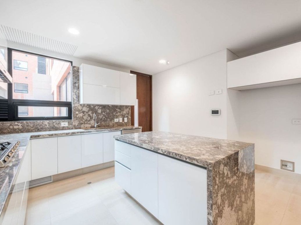 Apartamento de 3 alcobas en venta en Los Rosales, Bogotá, 275 m² · foto 9 de 20