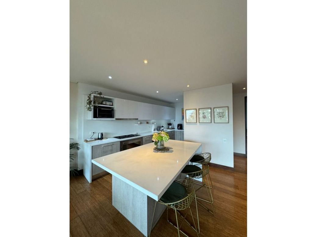 Apartamento de 2 alcobas en arriendo en Los Rosales, Bogotá, 164 m² · foto 4 de 8
