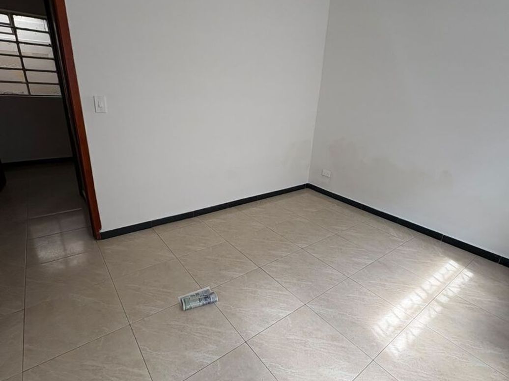 Casa de 6 alcobas en venta en Ciudad Jardín Sur, Bogotá, 90 m² · foto 5 de 9