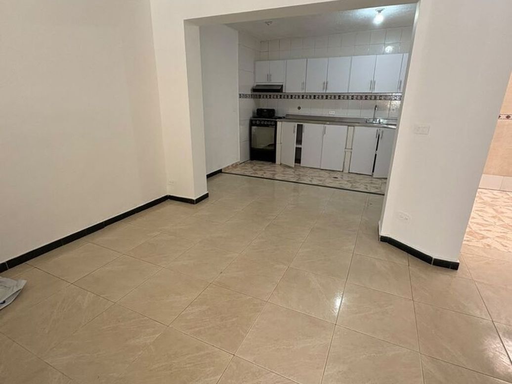 Casa de 6 alcobas en venta en Ciudad Jardín Sur, Bogotá, 90 m² · foto 2 de 9