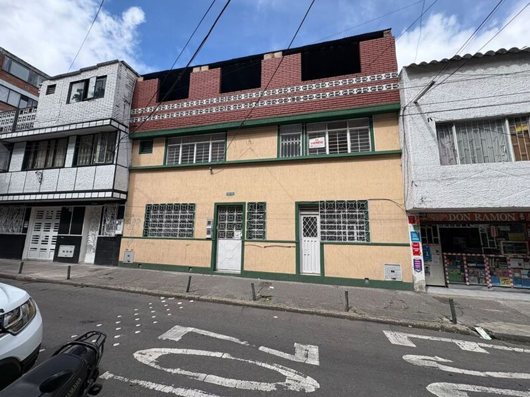 Casa de 6 alcobas en venta en Ciudad Jardín Sur, Bogotá, 90 m² · foto 3 de 9