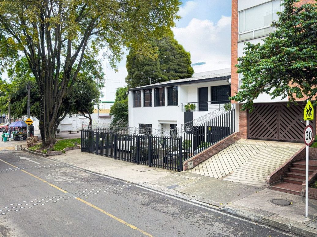 Casa de 3 alcobas en venta en Lago Gaitan, Bogotá, 407 m² · foto 2 de 20