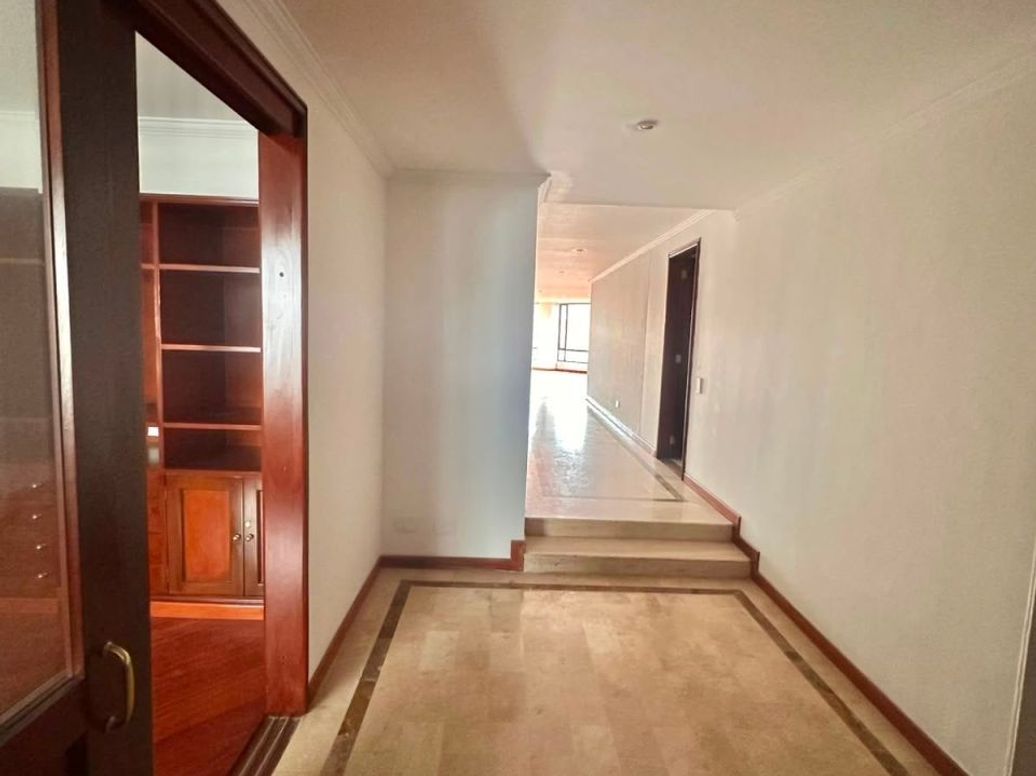 Apartamento de 4 alcobas en venta en Santa Barbara Central, Bogotá, 299 m² · foto 6 de 14