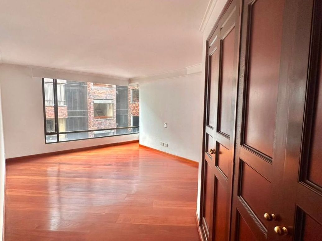Apartamento de 4 alcobas en venta en Santa Barbara Central, Bogotá, 299 m² · foto 10 de 14