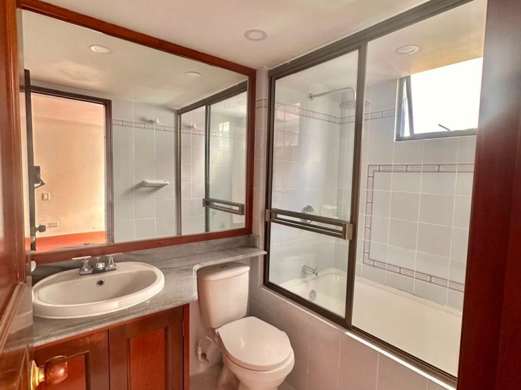 Apartamento de 4 alcobas en venta en Santa Barbara Central, Bogotá, 299 m² · foto 7 de 14