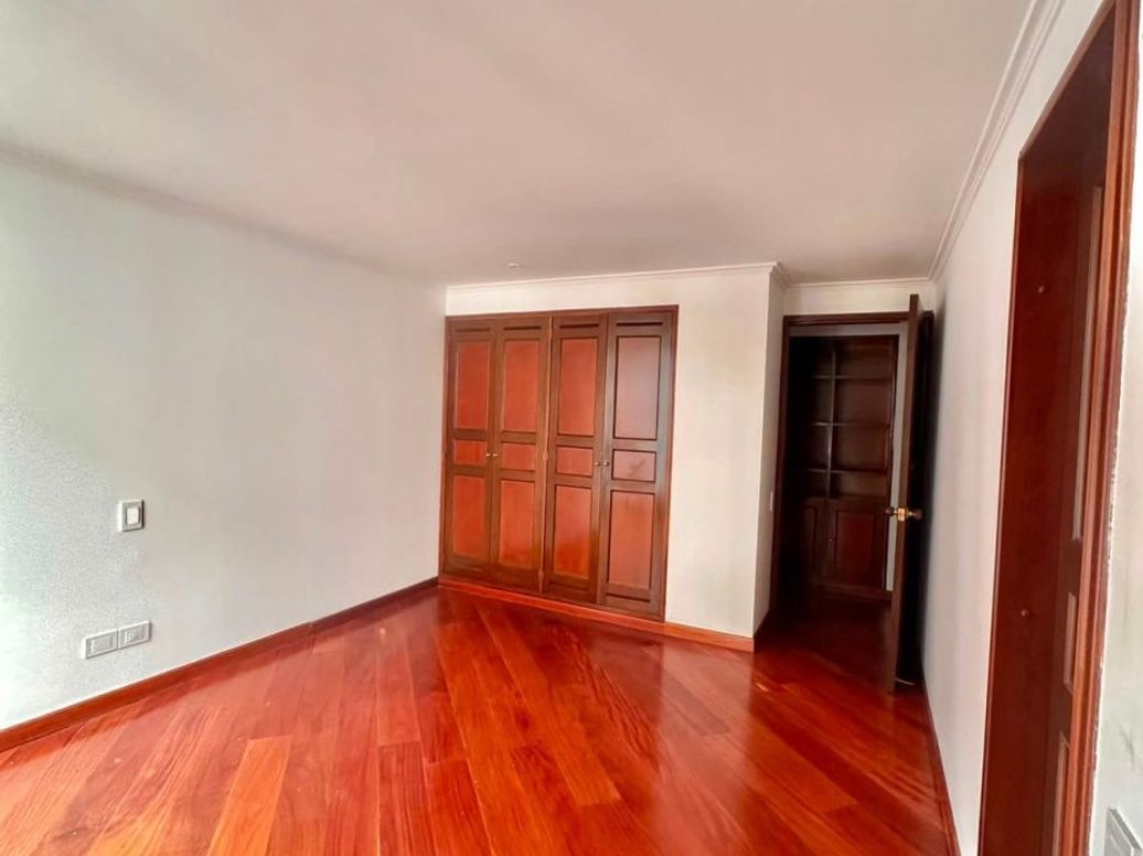 Apartamento de 4 alcobas en venta en Santa Barbara Central, Bogotá, 299 m² · foto 9 de 14