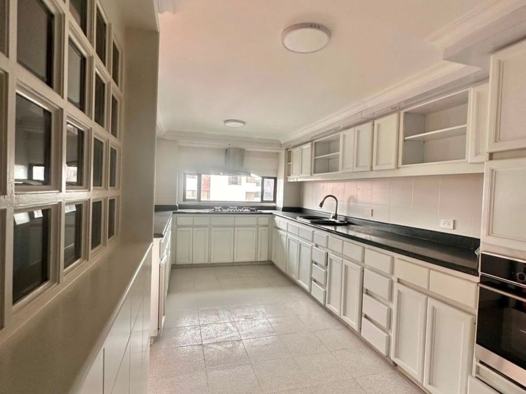Apartamento de 4 alcobas en venta en Santa Barbara Central, Bogotá, 299 m² · foto 13 de 14