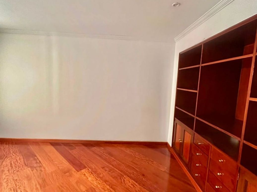 Apartamento de 4 alcobas en venta en Santa Barbara Central, Bogotá, 299 m² · foto 11 de 14