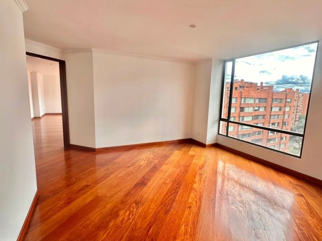 Apartamento de 4 alcobas en venta en Santa Barbara Central, Bogotá, 299 m² · foto 2 de 14