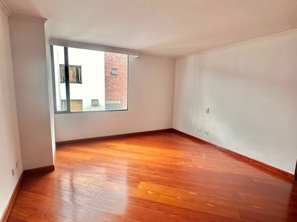 Apartamento de 4 alcobas en venta en Santa Barbara Central, Bogotá, 299 m² · foto 5 de 14