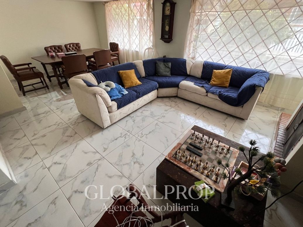 Apartamento de 4 alcobas en venta en Santa Barbara Central, Bogotá, 194 m² · foto 2 de 19
