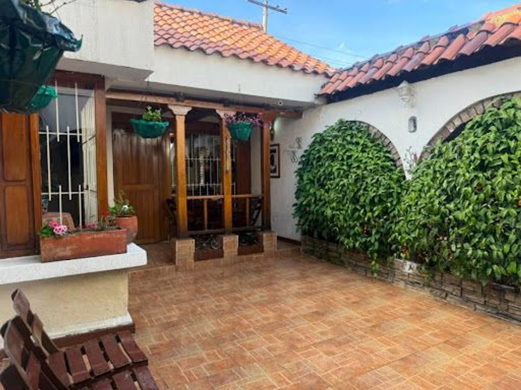 Casa de 4 alcobas en venta en Alhambra, Bogotá, 302 m² · foto 2 de 20