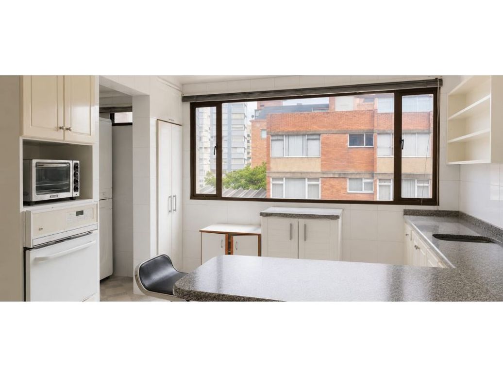 Apartamento de 3 alcobas en venta en Los Rosales, Bogotá, 210 m² · foto 7 de 20