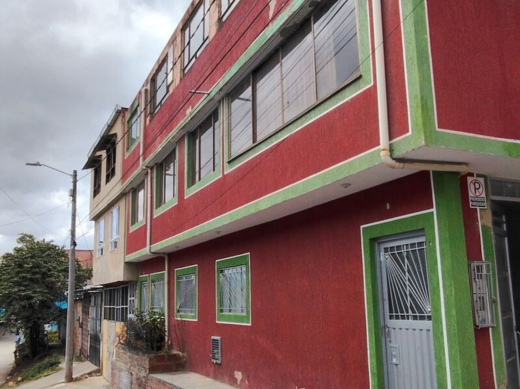 Casa de 8 alcobas en venta en Bellavista, Bogotá, 294 m² · foto 2 de 20
