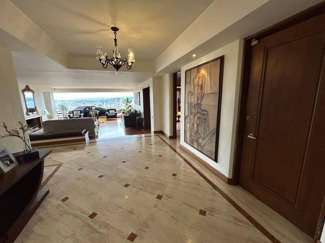 Apartamento de 4 alcobas en venta en El Refugio, Bogotá, 331 m² · foto 3 de 20