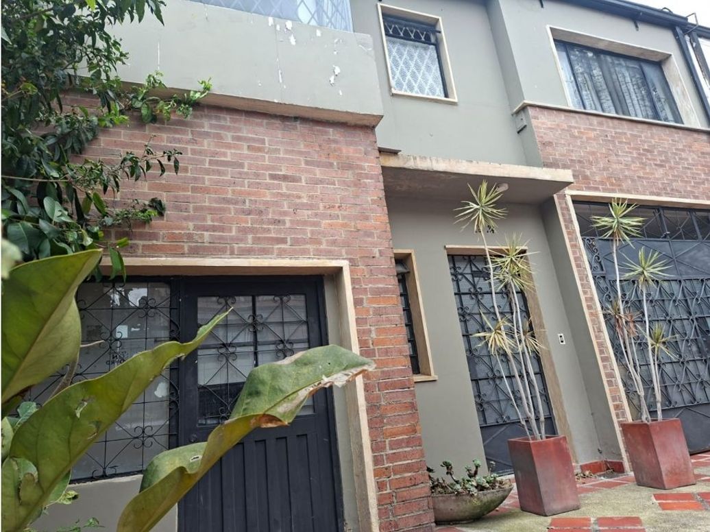 Casa de 10 alcobas en venta en Quinta Camacho, Bogotá, 448 m² · foto 2 de 13