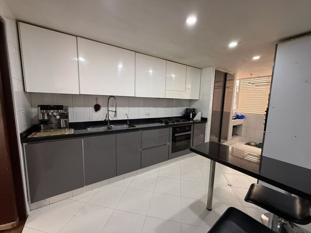 Apartamento de 3 alcobas en venta en Santa Barbara Central, Bogotá, 147 m² · foto 6 de 13