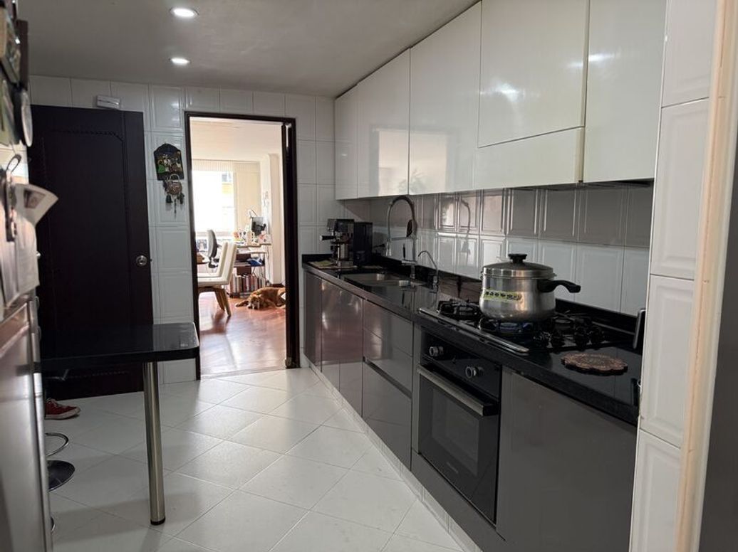 Apartamento de 3 alcobas en venta en Santa Barbara Central, Bogotá, 147 m² · foto 7 de 13