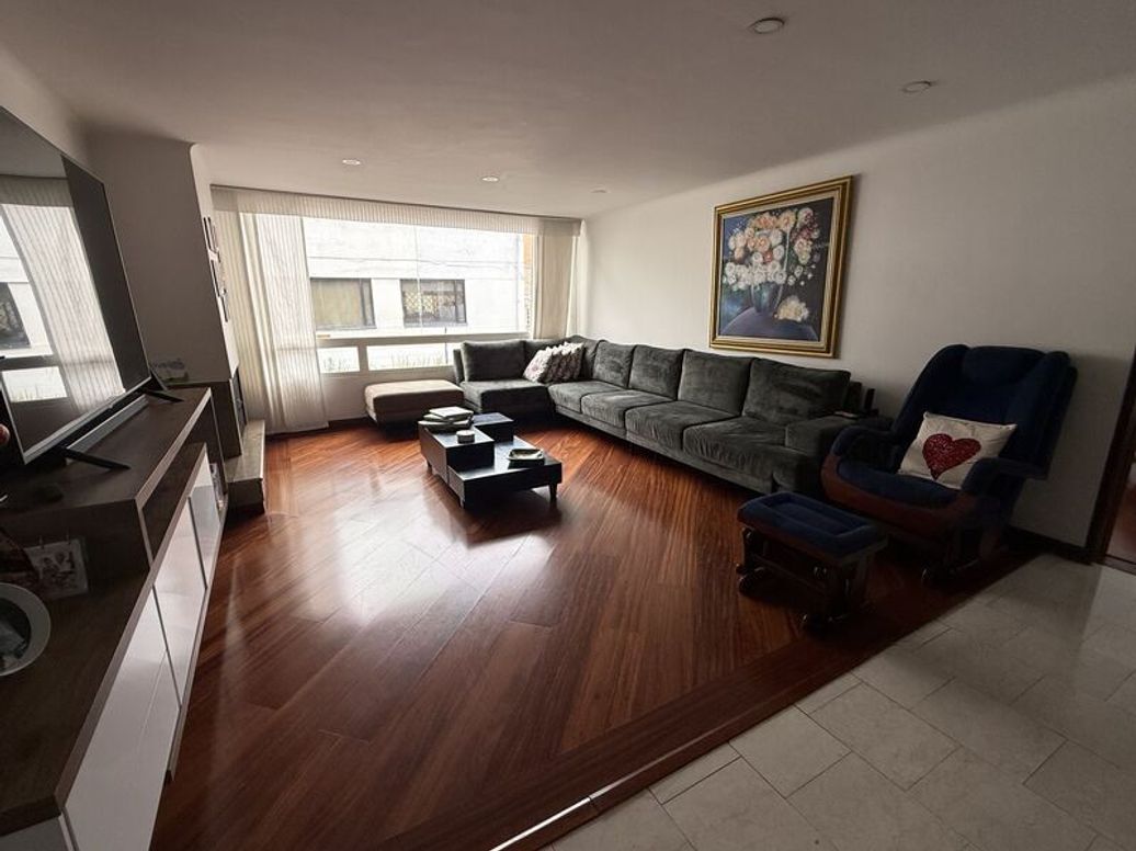 Apartamento de 3 alcobas en venta en Santa Barbara Central, Bogotá, 147 m² · foto 2 de 13