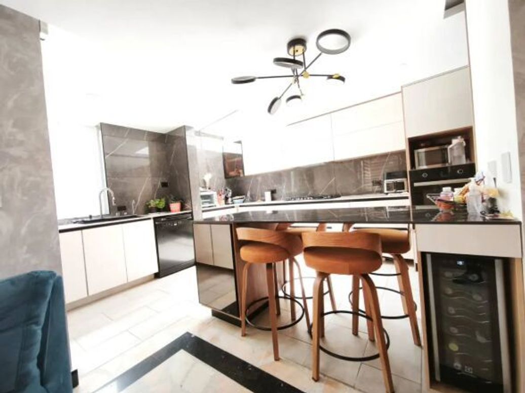 Casa de 4 alcobas en venta en San José De Bavaria, Bogotá, 350 m² · foto 2 de 20