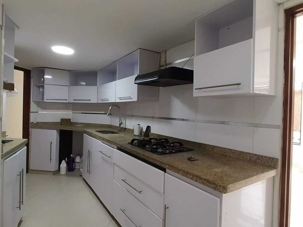 Apartamento de 3 alcobas en venta en Campo Alegre, Bogotá, 219 m² · foto 4 de 20