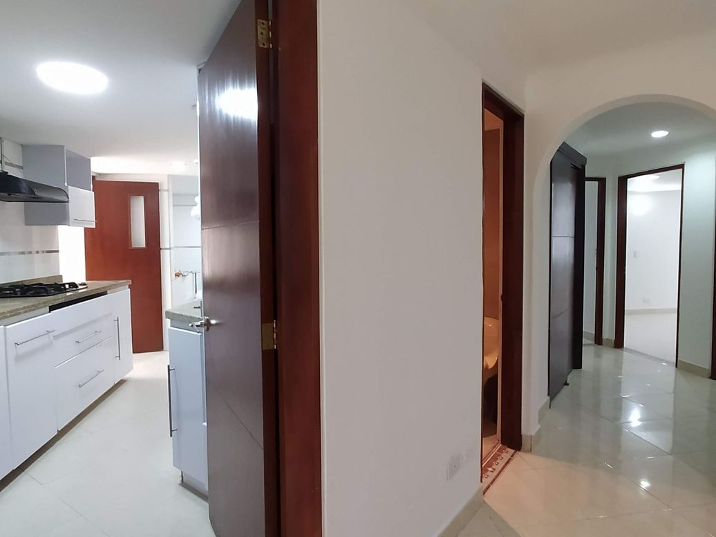 Apartamento de 3 alcobas en venta en Campo Alegre, Bogotá, 219 m² · foto 9 de 20