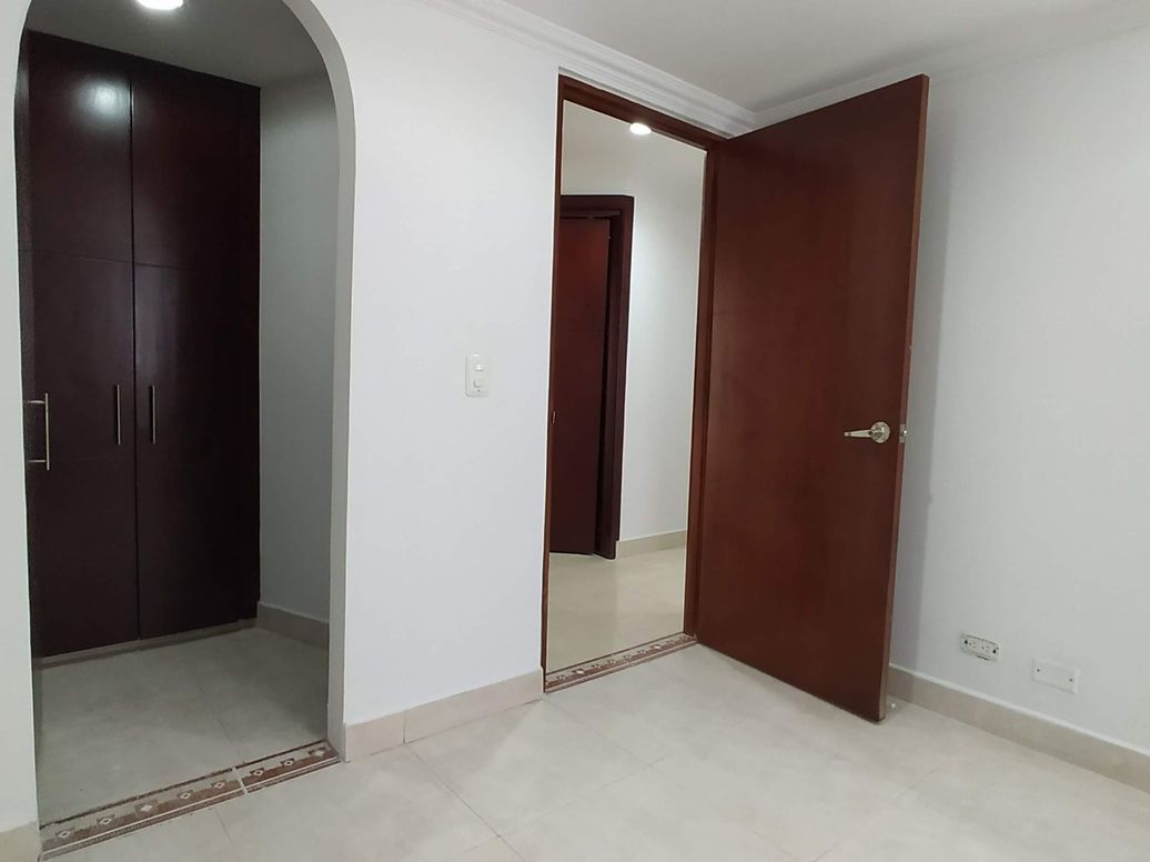 Apartamento de 3 alcobas en venta en Campo Alegre, Bogotá, 219 m² · foto 13 de 20