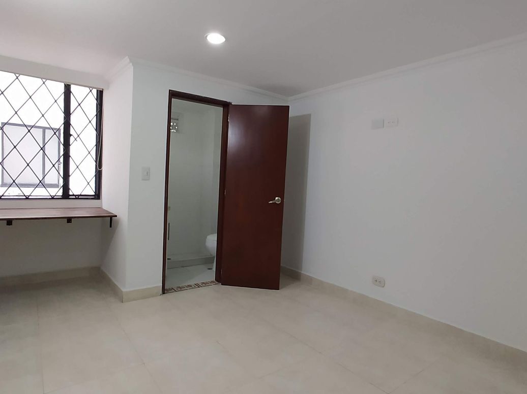 Apartamento de 3 alcobas en venta en Campo Alegre, Bogotá, 219 m² · foto 11 de 20