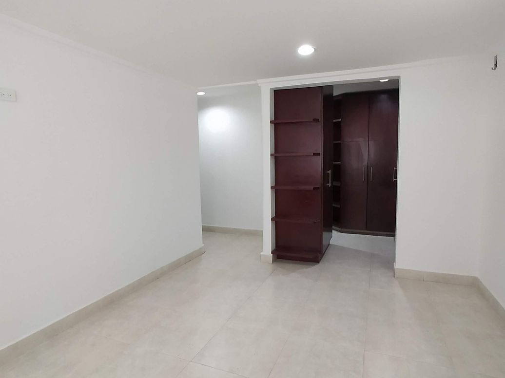 Apartamento de 3 alcobas en venta en Campo Alegre, Bogotá, 219 m² · foto 17 de 20