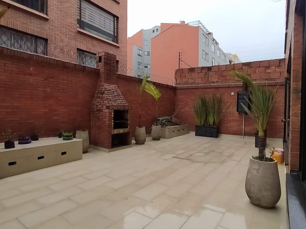 Apartamento de 3 alcobas en venta en Campo Alegre, Bogotá, 219 m² · foto 3 de 20