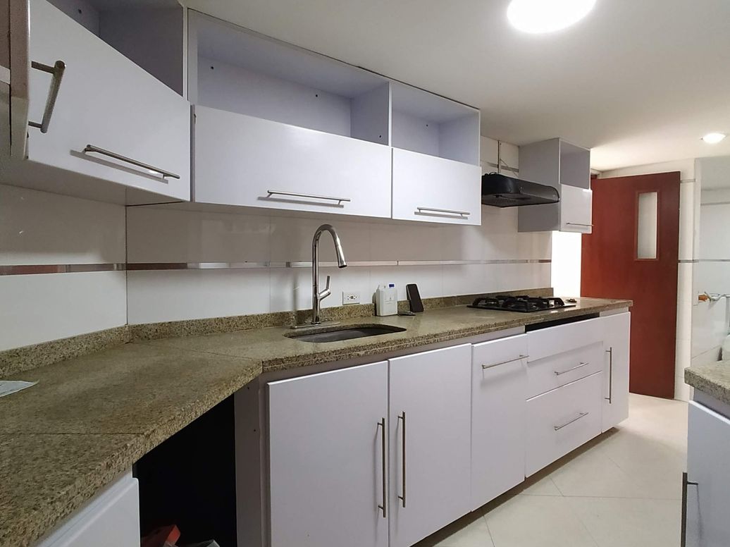 Apartamento de 3 alcobas en venta en Campo Alegre, Bogotá, 219 m² · foto 8 de 20