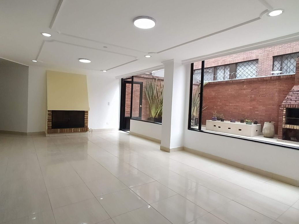 Apartamento de 3 alcobas en venta en Campo Alegre, Bogotá, 219 m² · foto 2 de 20