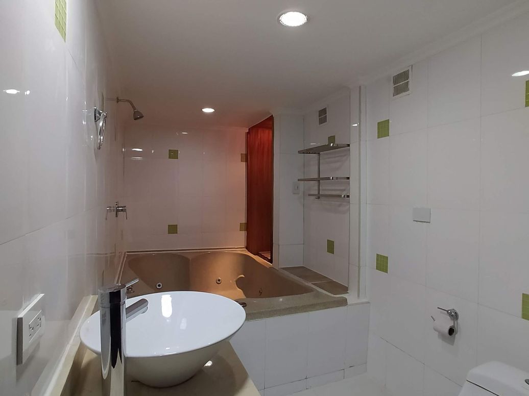 Apartamento de 3 alcobas en venta en Campo Alegre, Bogotá, 219 m² · foto 18 de 20