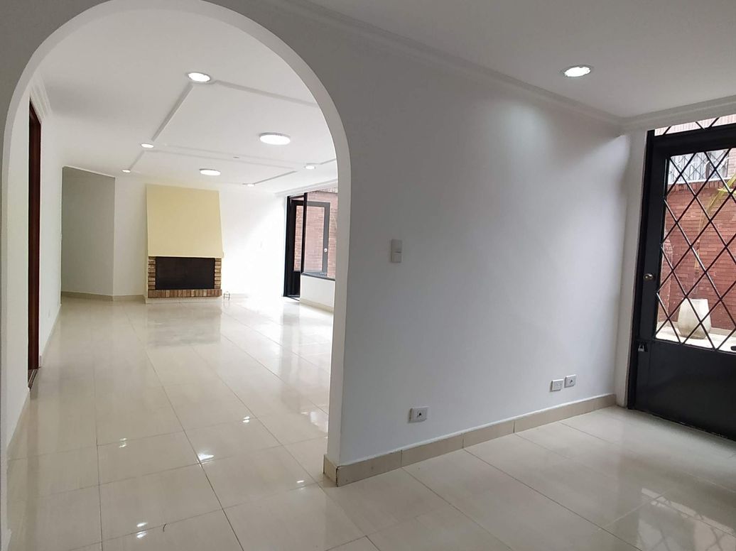 Apartamento de 3 alcobas en venta en Campo Alegre, Bogotá, 219 m² · foto 5 de 20