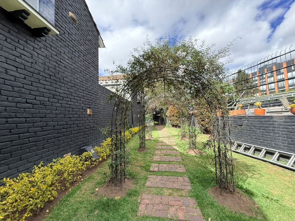 Casa de 3 alcobas en venta en Cedro Narvaez, Bogotá, 130 m² · foto 2 de 20