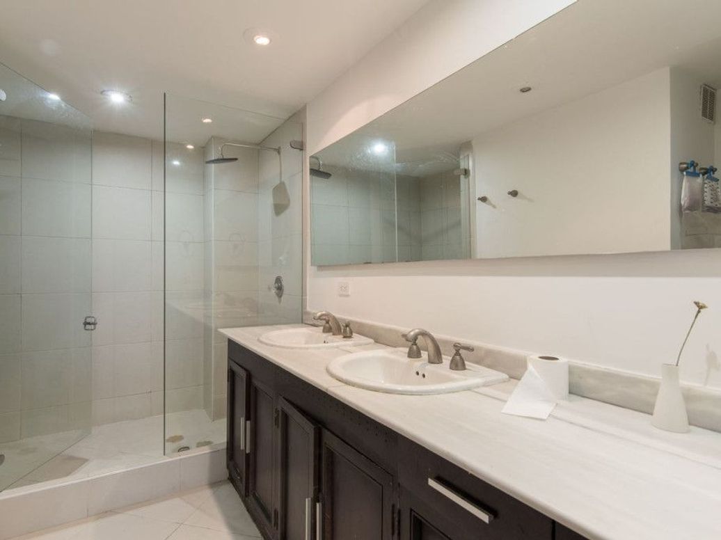 Apartamento de 3 alcobas en venta en Los Rosales, Bogotá, 212 m² · foto 16 de 20