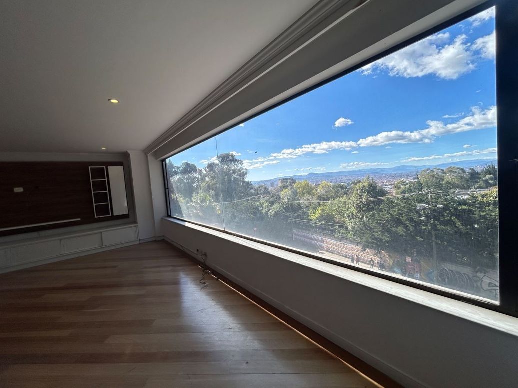 Apartamento de 3 alcobas en arriendo en Chico, Bogotá, 225 m² · foto 2 de 20